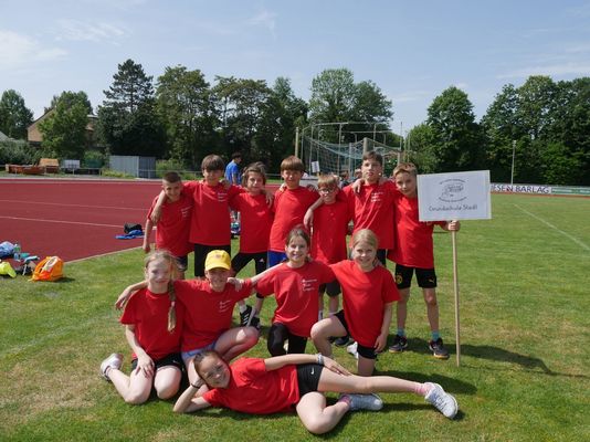 Das Leichtathletikteam der Grundschule Stadt: (hinten von links:) Adem Durakovic, Elias Siemens, Janne Fortmeyer, Nick Apelt, Jona Sensen, Lasse Fortmeyer, Moritz Steinbach; (Mitte von links:) Zoe Gutjahr, Leni Wittbrodt, Leila Kaspari, Ida Achnitz; (vorne:) Leonore Goldstein